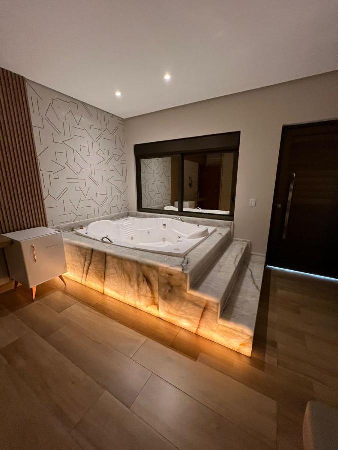 Suíte com Cama King-size e Banheira de Hidromassagem