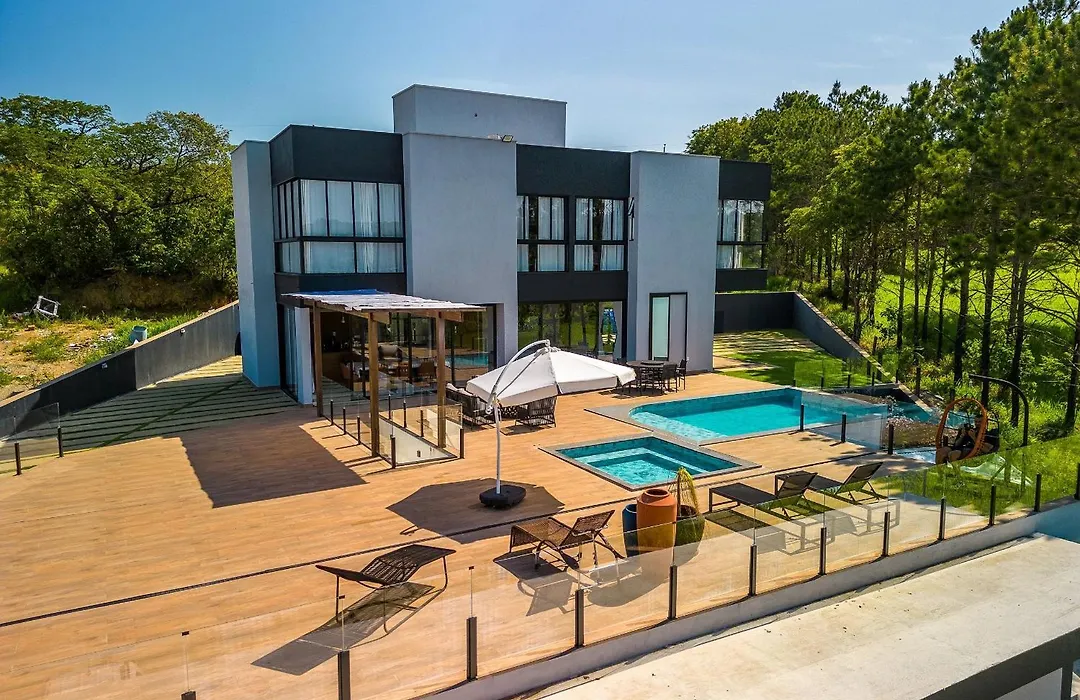 Pousada com piscina, jacuzzi e com vista em Capitólio - Casa Decore-1